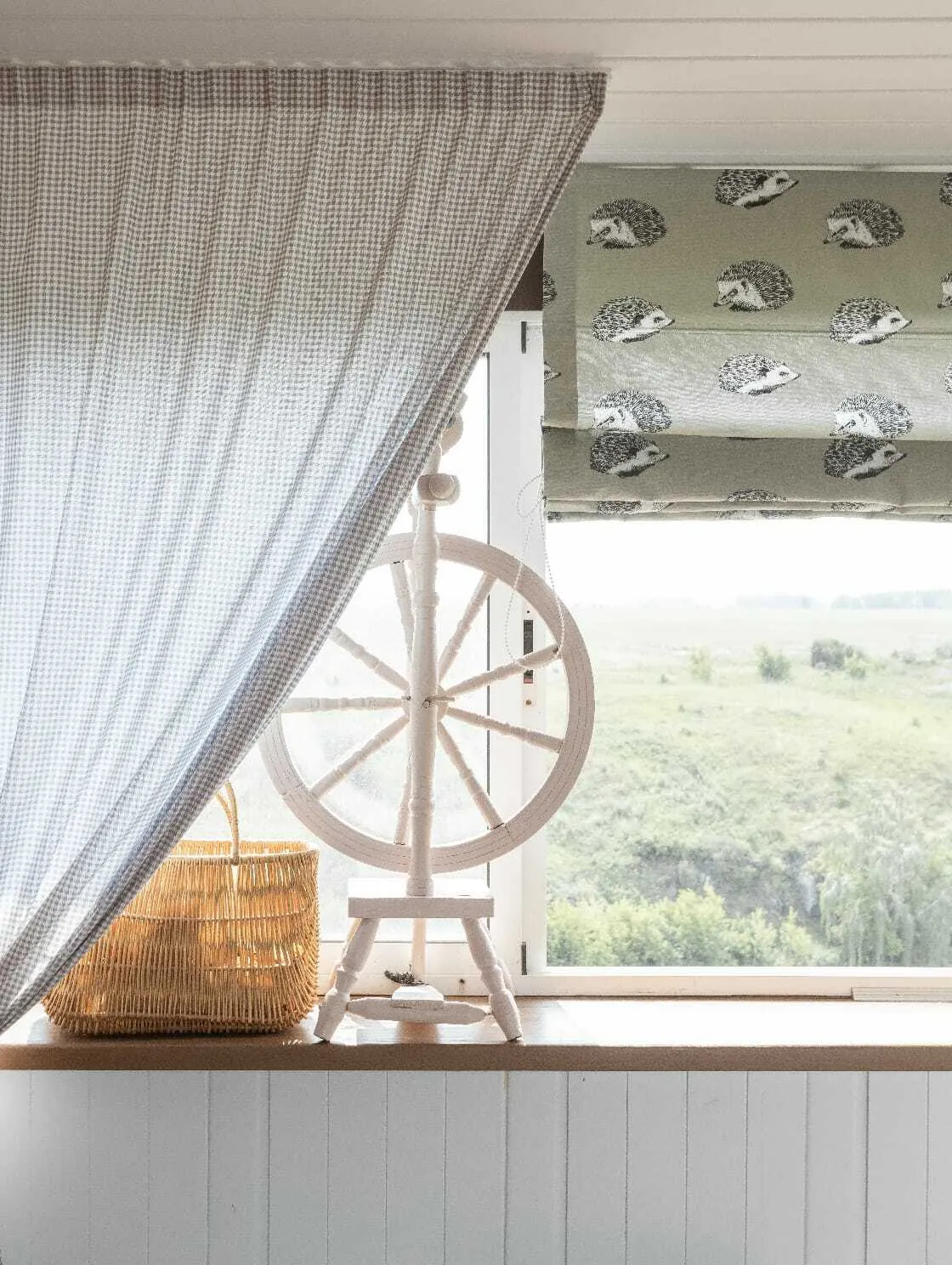 Хлопковые ткани Prestigious Textiles Nature на окне летней веранды