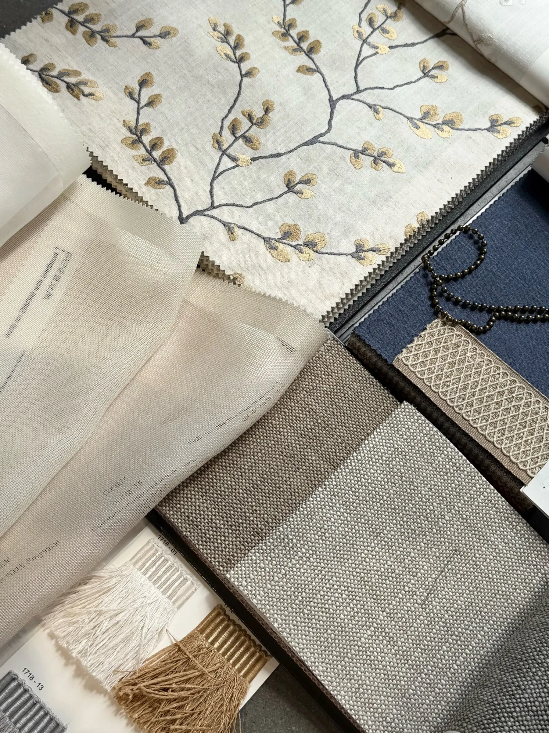 Раскладка тканей Le Fabric с вышивкой, вуалью, синим полотном и отделкой