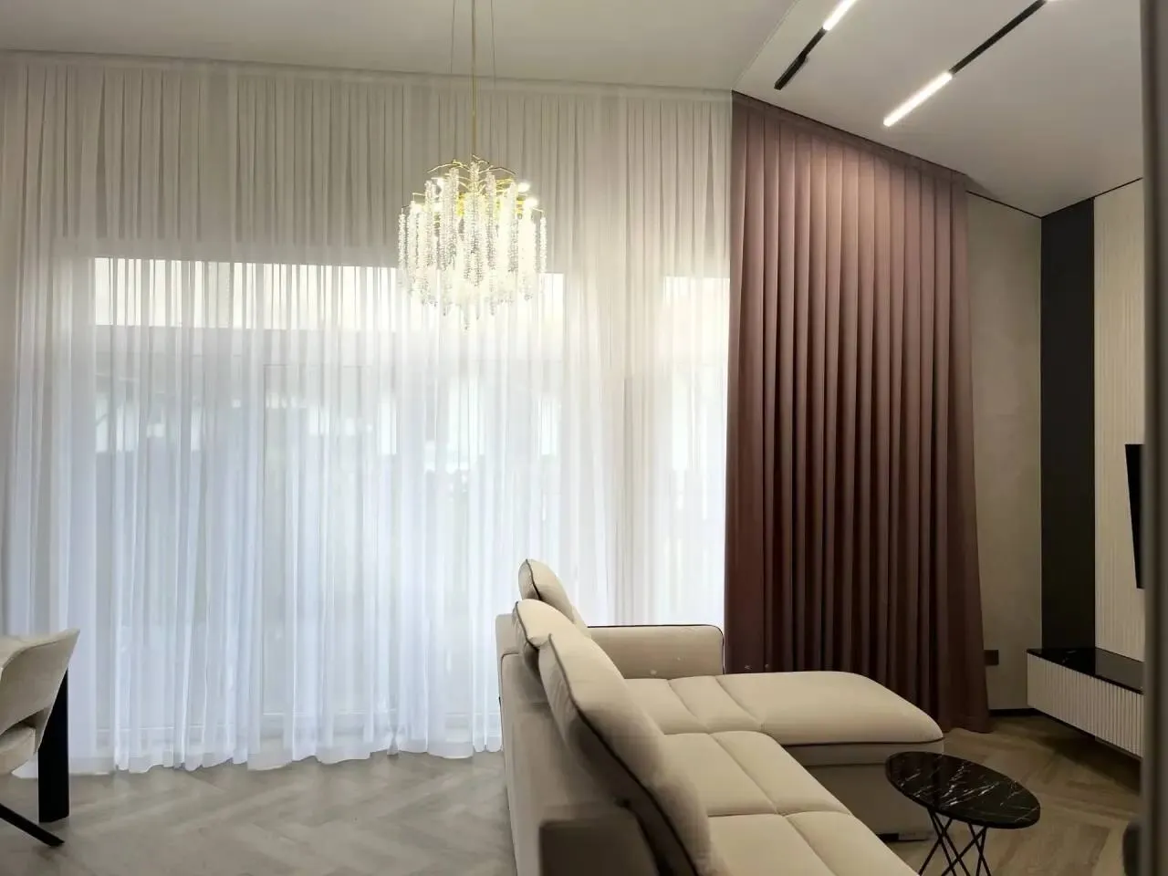 Гостиная со сложными окнами и текстилем Le Fabric