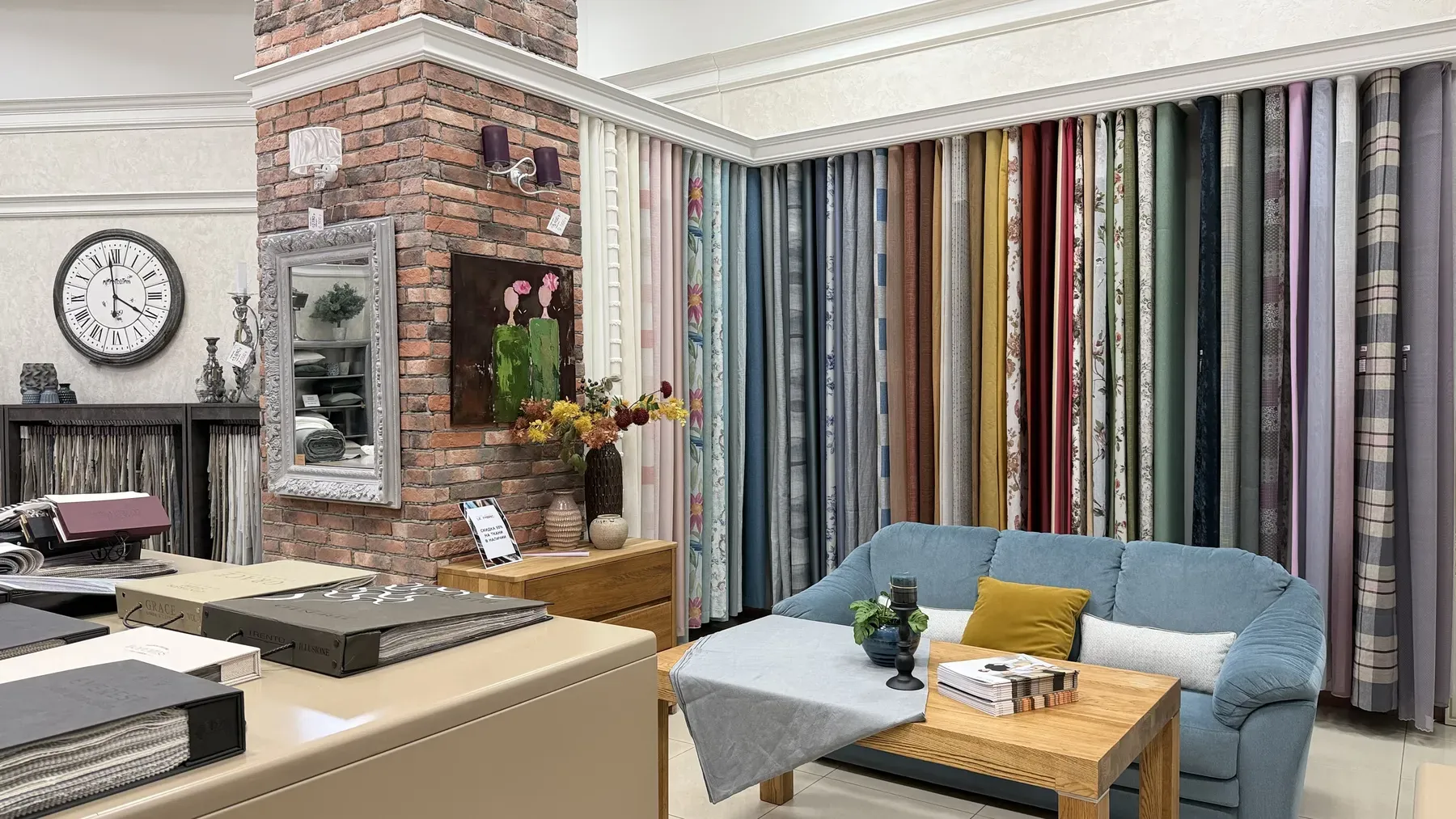 Ткани и рабочая зона главного салона Le Fabric