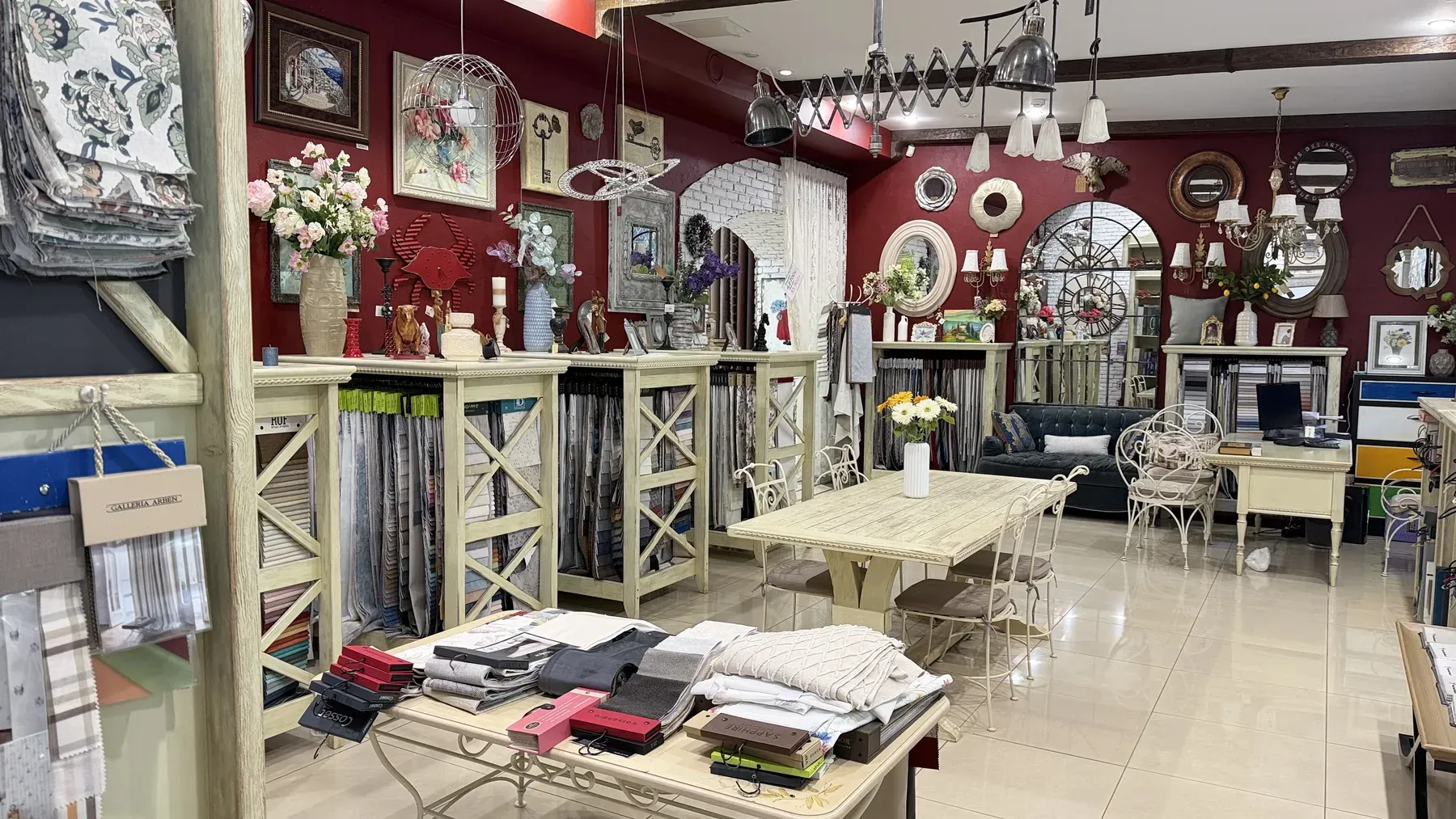 Общий вид главного салона Le Fabric