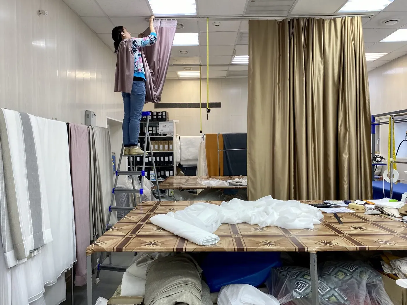 Проверка готового текстильного изделия в ателье Le Fabric