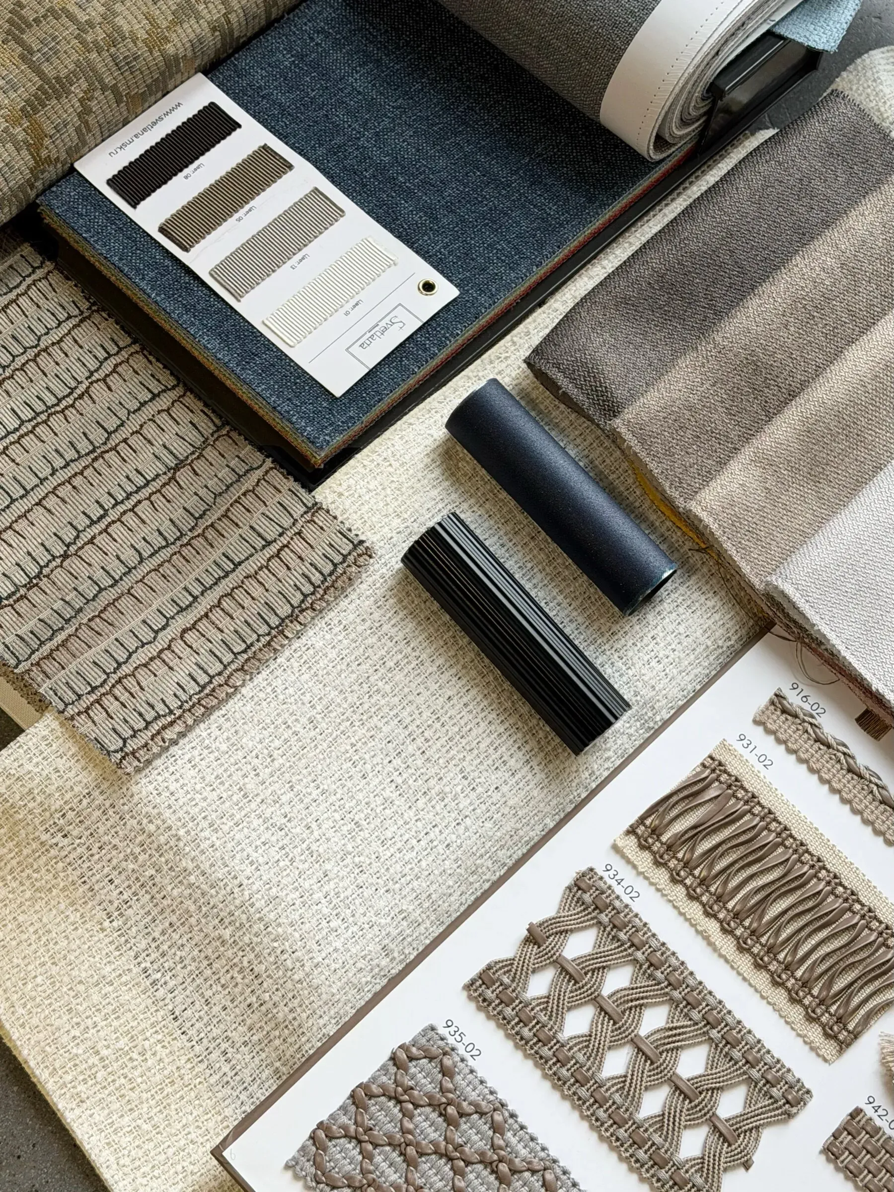 Образцы тканей с разными фактурами на столе Le Fabric